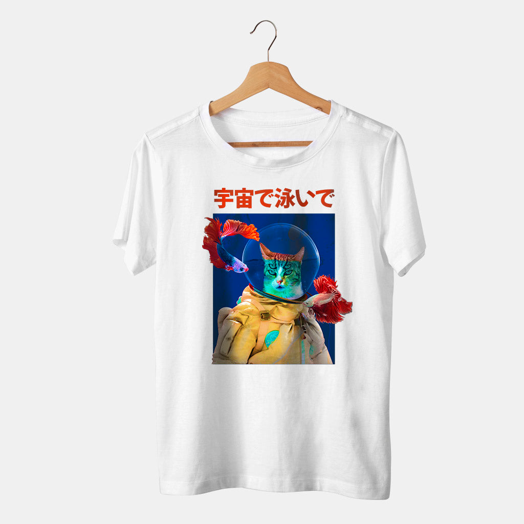 camiseta blanca de gato buceador debajo del mar con un pez fodo blanco y letras japonesas