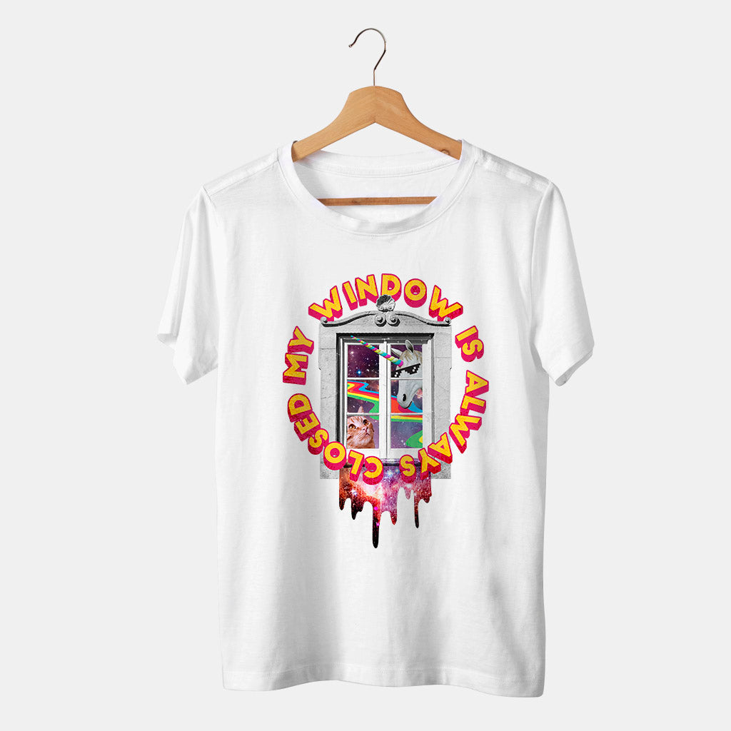 camiseta blanca original fantasia con ventana unicornio gato arcoiris y la frase my window is always closed con fondo blanco