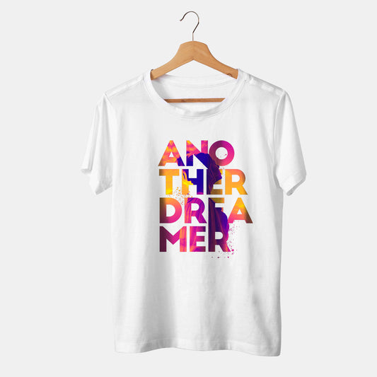 camiseta blanca dreamer mujer letras rosadas con fondo banco