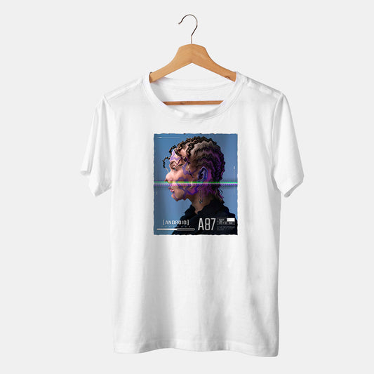 camiseta balnca de con mujer androide en fondo azul con trenzas en un fondo blanco