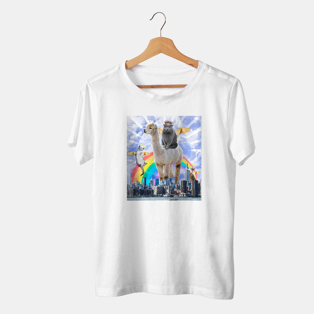 camiseta original blanca con gatos llama arcoiris ciudad y fantasia en fondo blanco