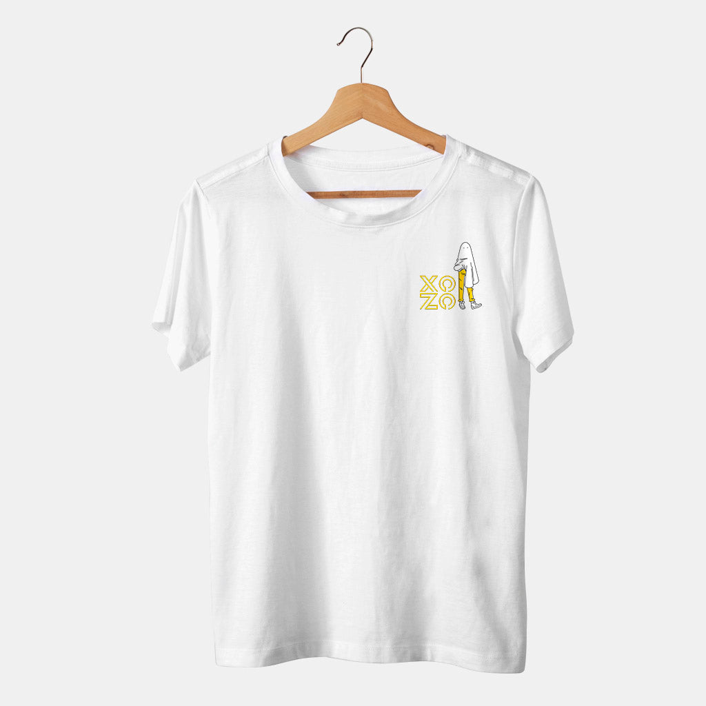 camiseta blanca con logo de xozo y fantasma en fondo blanco