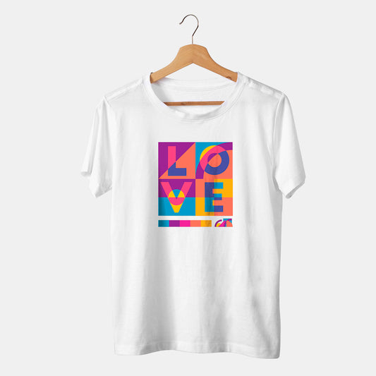 Camiseta blanca con colores y la palabra love en fondo blanco