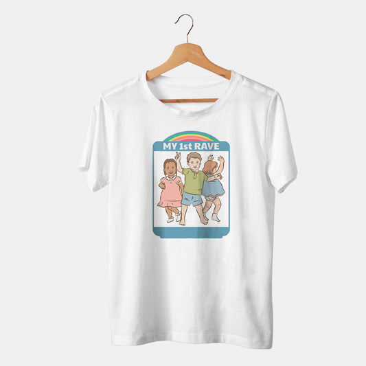 camiseta blanca de niños bailando rave con arcoiris y fondo blanco
