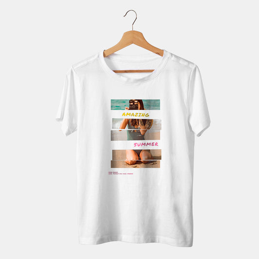 camiseta blanca chica en playa con camara de fotos summer time verano en fondo blanco