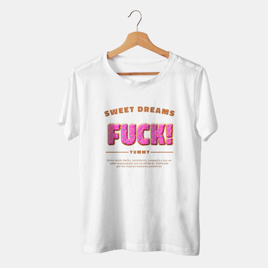 camiseta blanca sweet dream con palabra fuck y yummy sobre fondo blanco