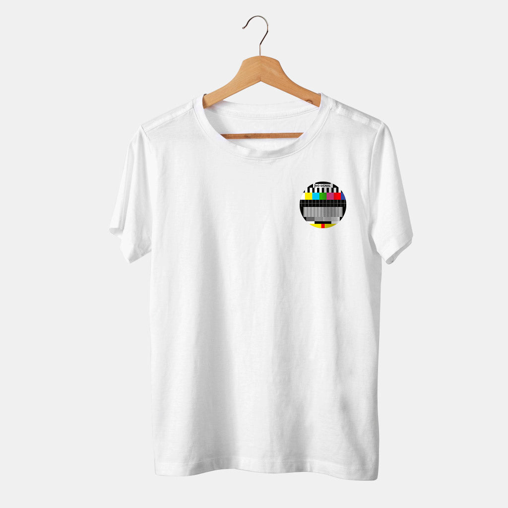 camiseta blanca con colores de televisión tv sin señal con fondo blanco