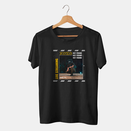 camiseta negra hombre con cabeza de television live streaming not found y fondo blanco