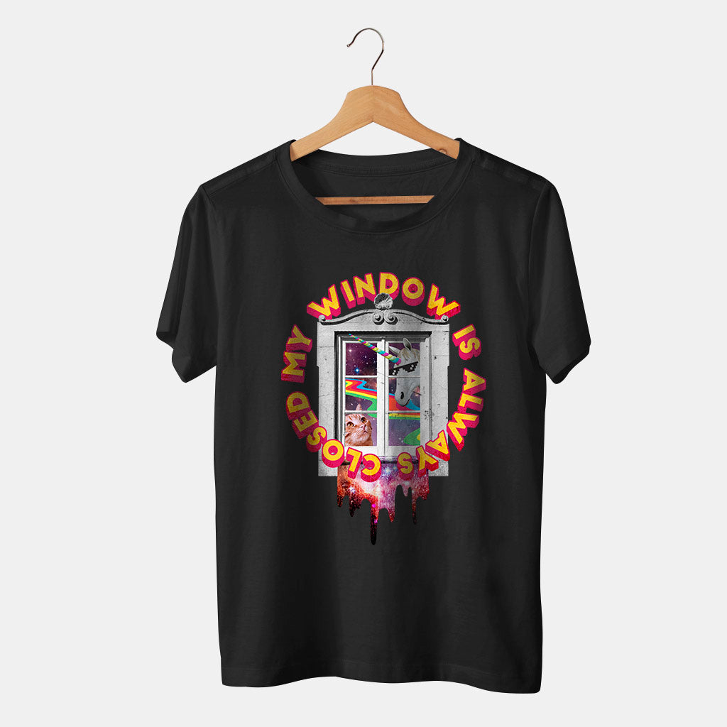 camiseta negra original fantasia con ventana unicornio gato arcoiris y la frase my window is always closed con fondo blanco