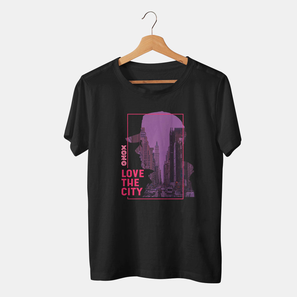 camiseta negra love the city ciudad  gorra con fondo blanco