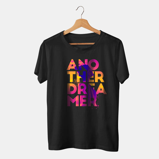 camiseta negra dreamer mujer letras rosadas con fondo banco