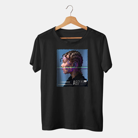 camiseta negra de con mujer androide en fondo azul con trenzas en un fondo blanco