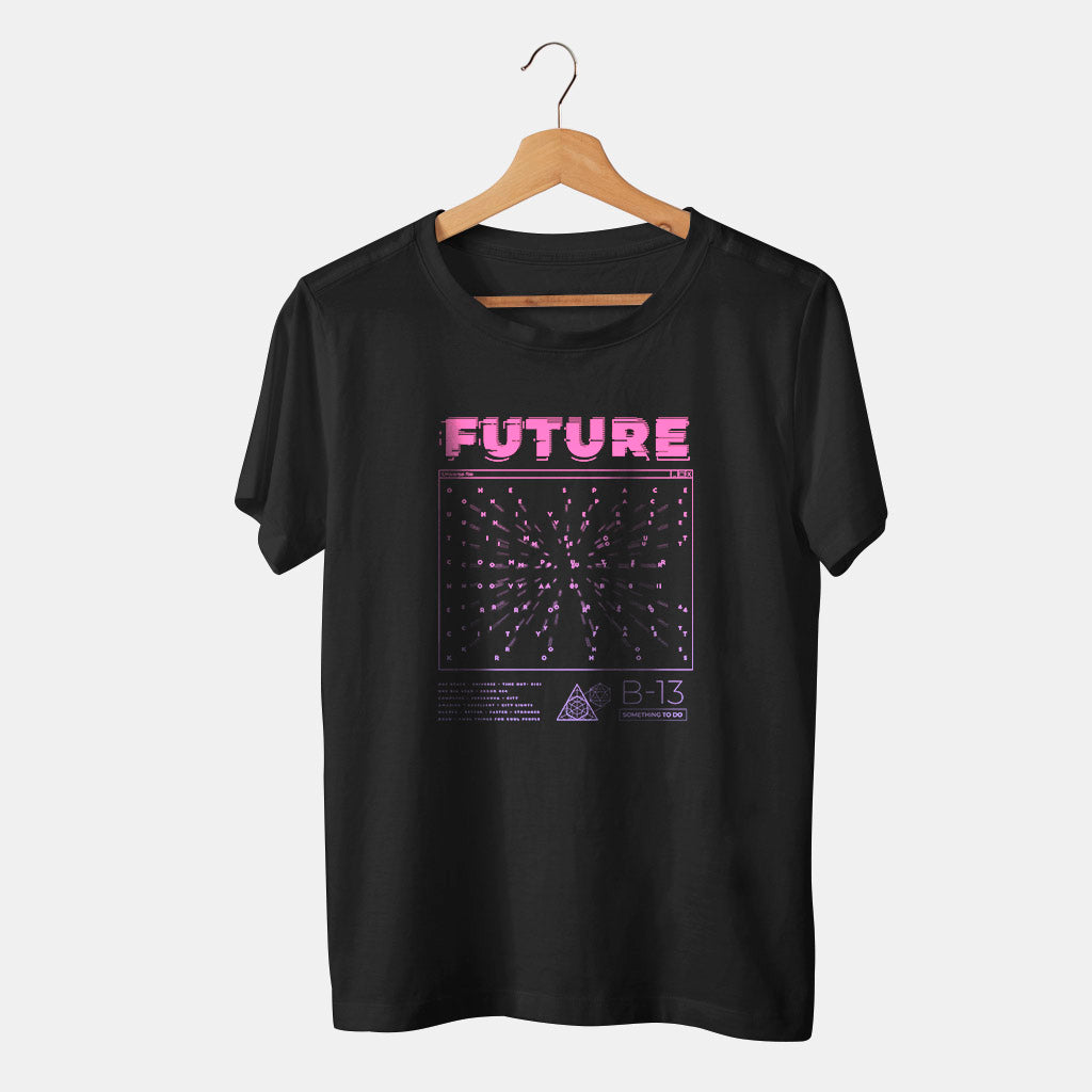 camiseta negra future futuro rosada electronica con fondo blanco