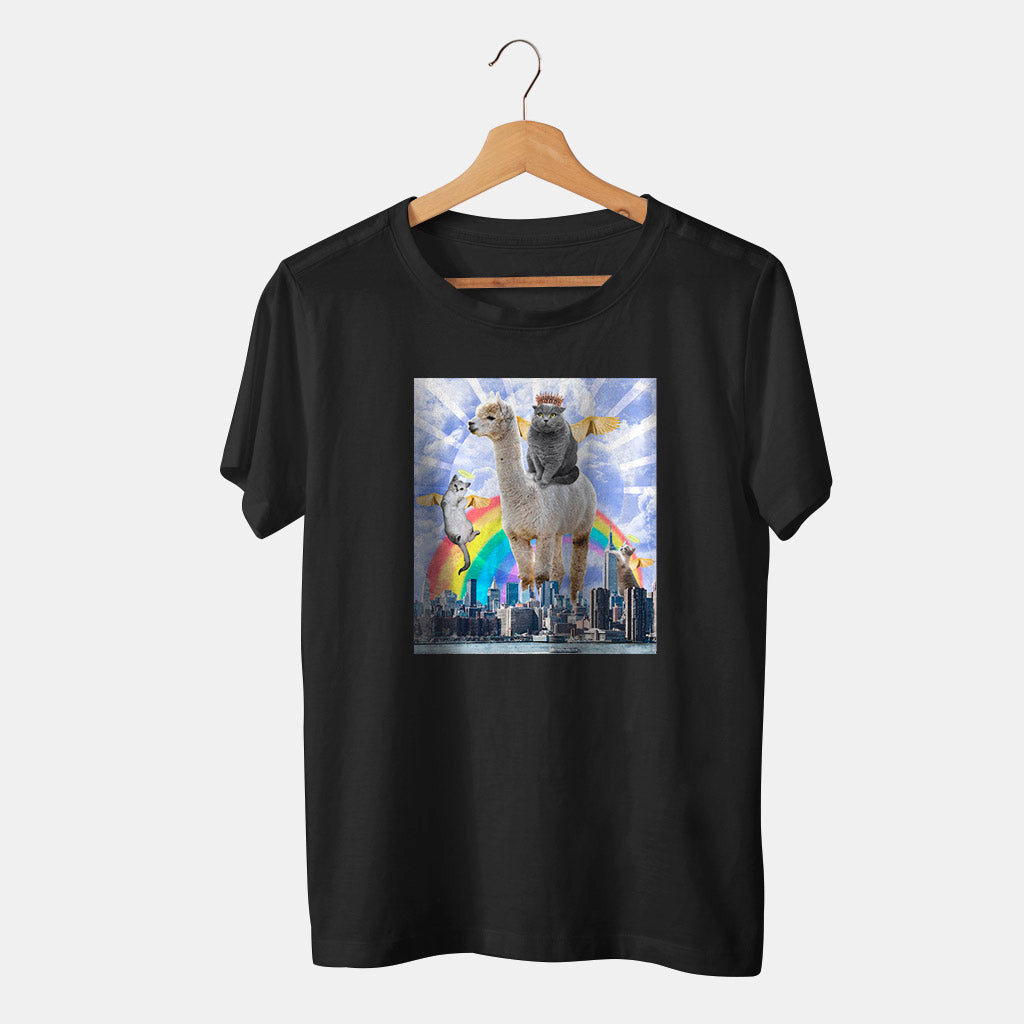 camiseta original negra con gatos llama arcoiris ciudad y fantasia en fondo blanco