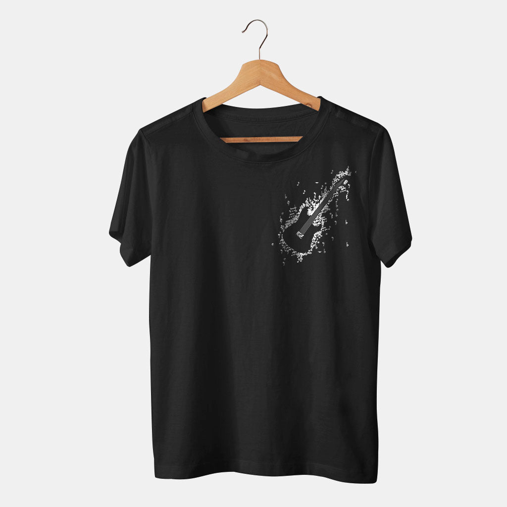 camiseta negra con guitarra electrica notas muicales y fondo blanco