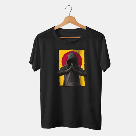 camiseta negra con hombre con capucha y simbolo de japon en fondo blanco
