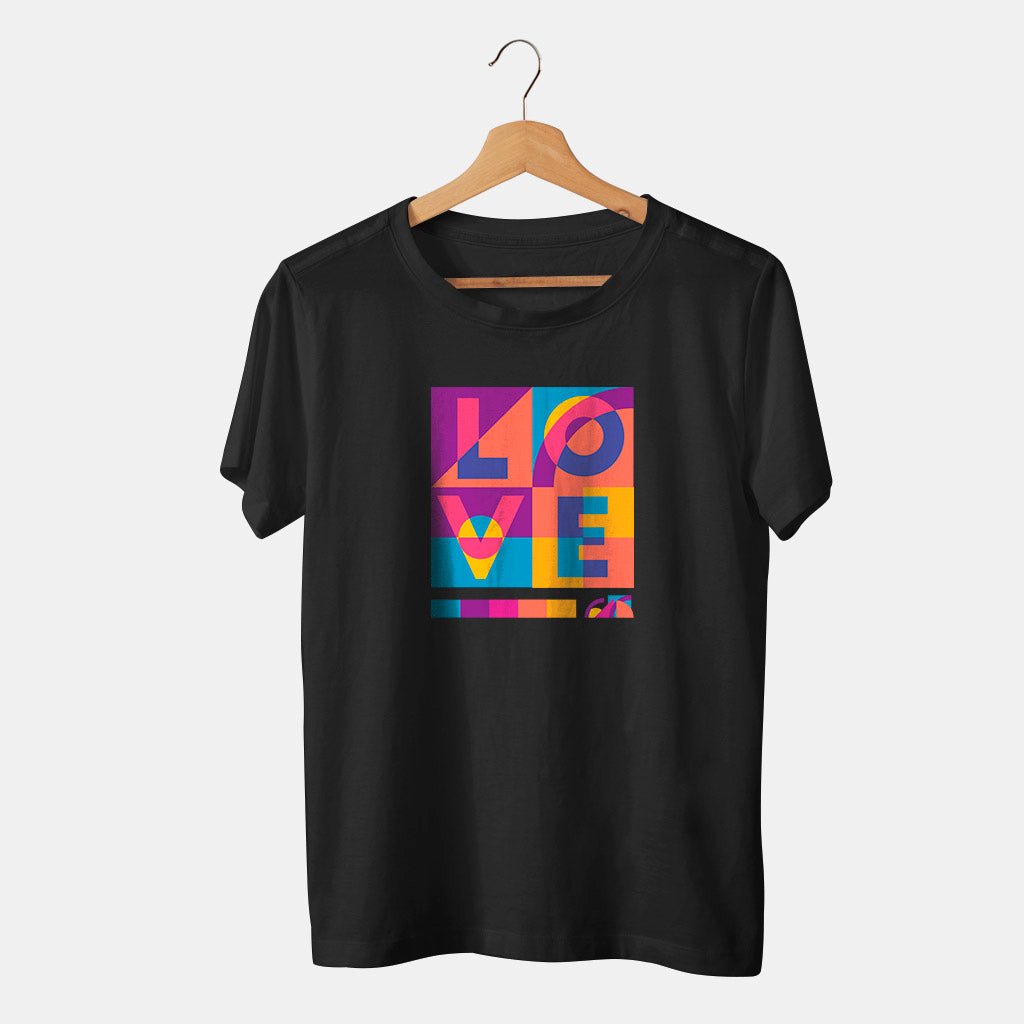 Camiseta negra con colores y la palabra love en fondo blanco