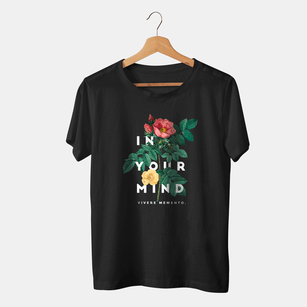 camiseta negra con rosal rosa in your mind vivere momento con fondo blanco