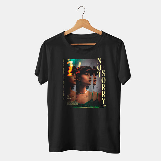 camiseta negra not sorry con chica modelo con gorra xozo en fondo blanco