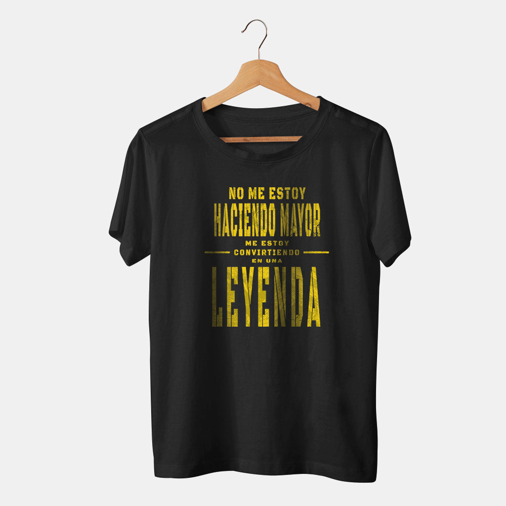 camiseta negra con frase no me estoy haciendo mayor leyenda con fondo blanco