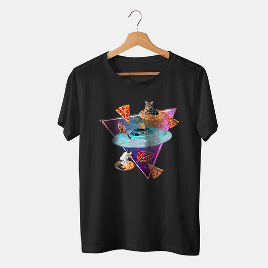 camiseta negra de pizza y gatos en el espcio con una nave espacial con neones y fondo blanco