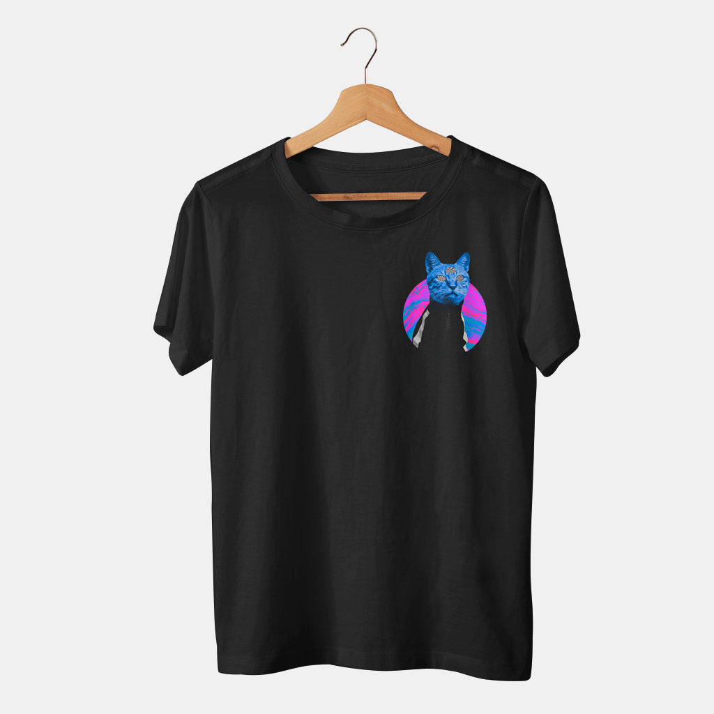 camiseta negra con gato psicodelico y 3 ojos en fondo blanco