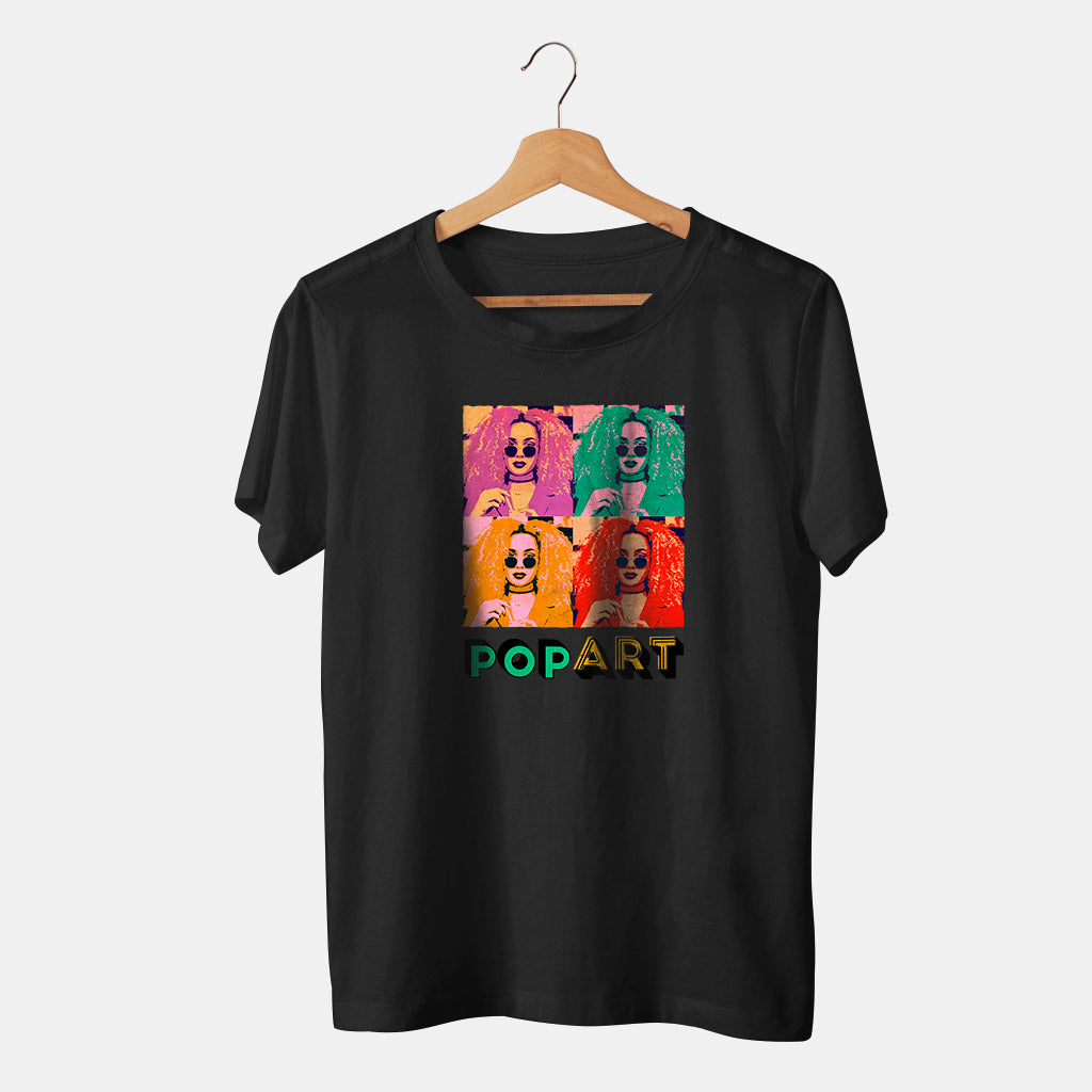 Camiseta negra con mujer y colores pop art en fondo blanco