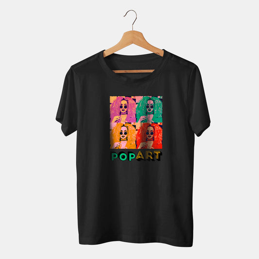 Camiseta negra con mujer y colores pop art en fondo blanco