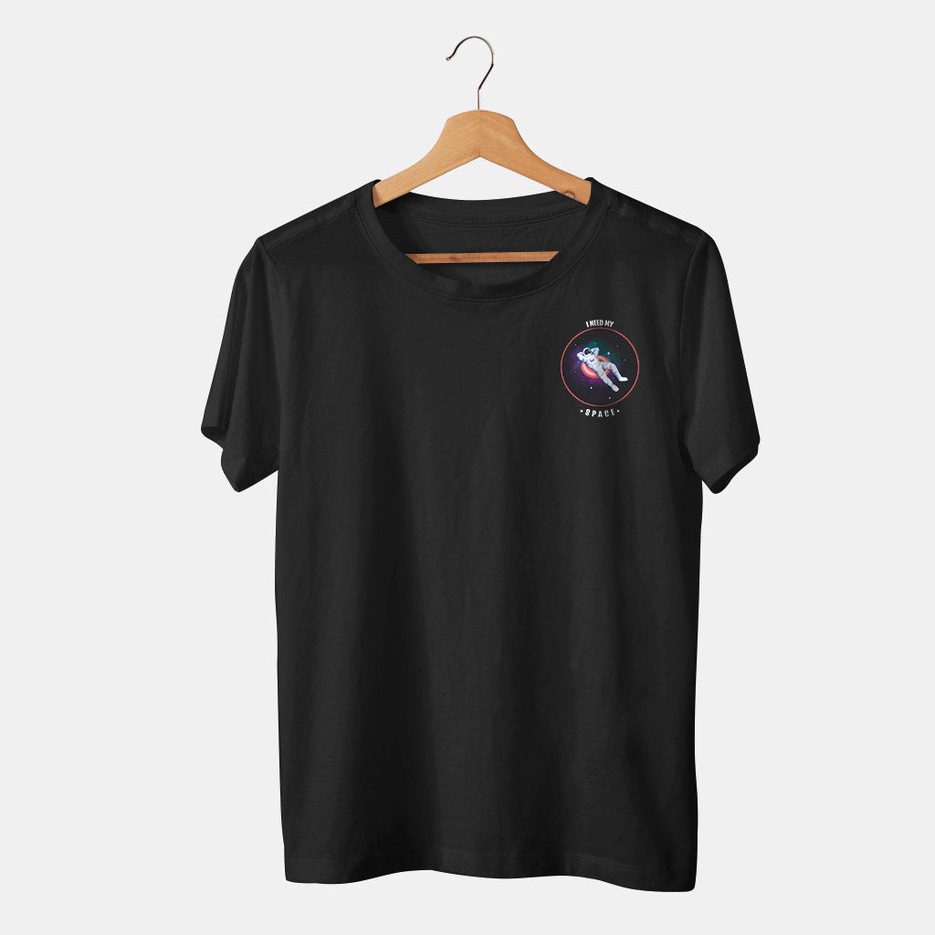 camiseta negra astronauta espacio i need my space con fondo blanco