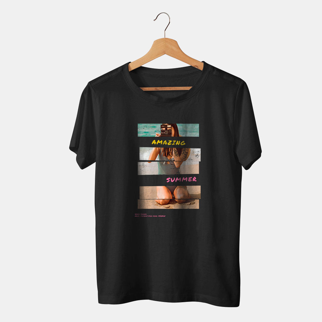 camiseta negra chica en playa con camara de fotos summer time verano en fondo blanco