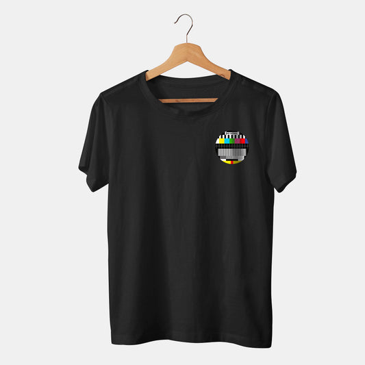 camiseta negra con colores de televisión tv sin señal con fondo blanco