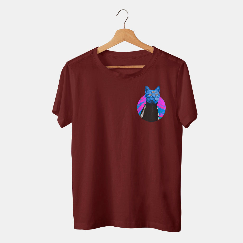 camiseta roja con gato psicodelico y 3 ojos en fondo blanco