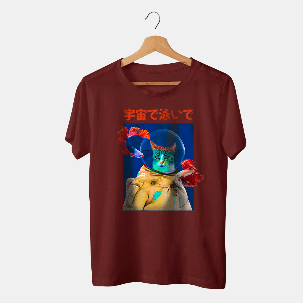camiseta roja de gato buceador debajo del mar con un pez fodo blanco y letras japonesas