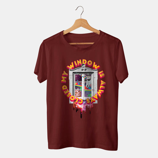 camiseta roja original fantasia con ventana unicornio gato arcoiris y la frase my window is always closed con fondo blanco