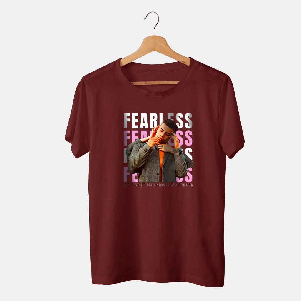 camiseta roja fearless moderna con fondo blanco y hombre