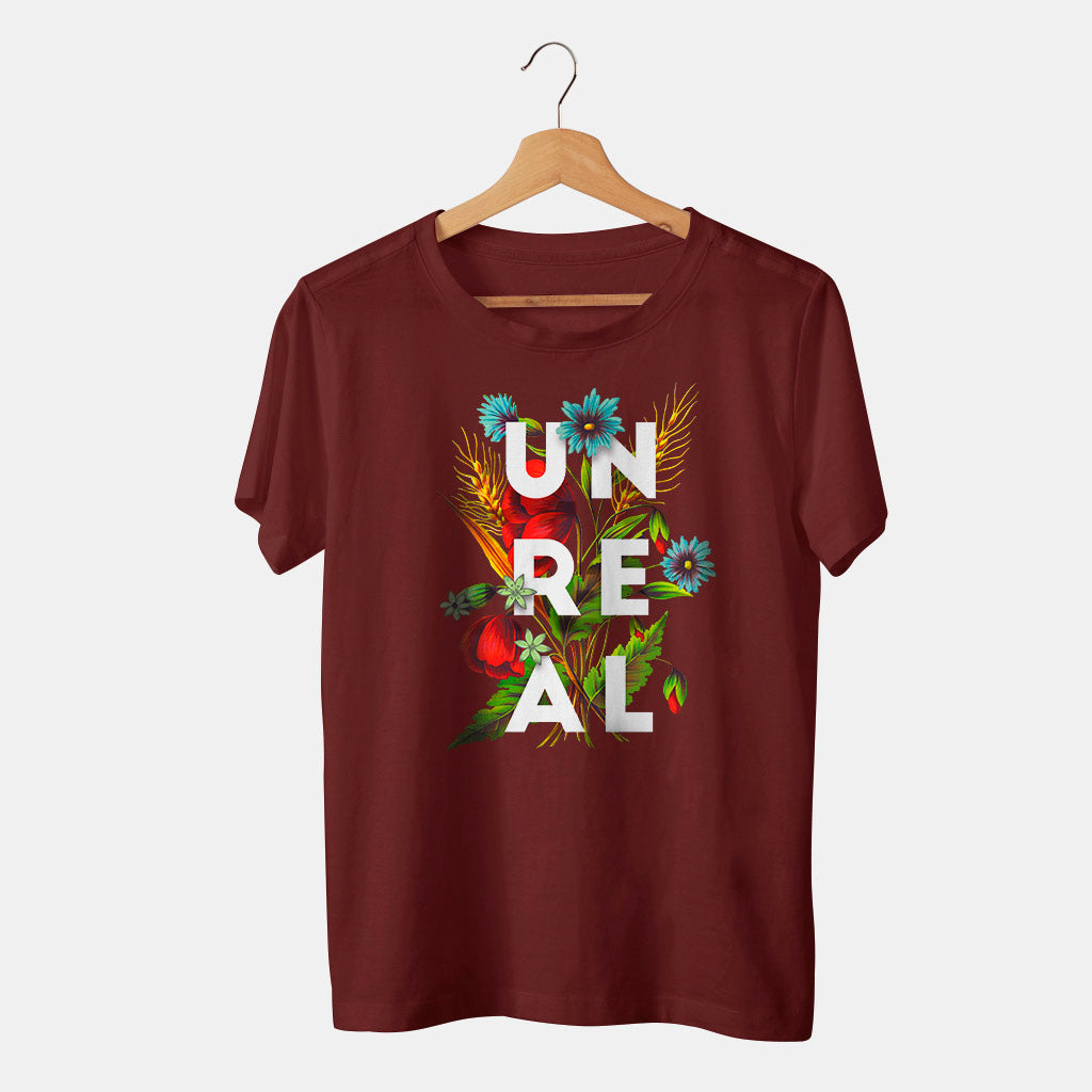 camiseta roja con flores y la palabra unreal con fondo blanco