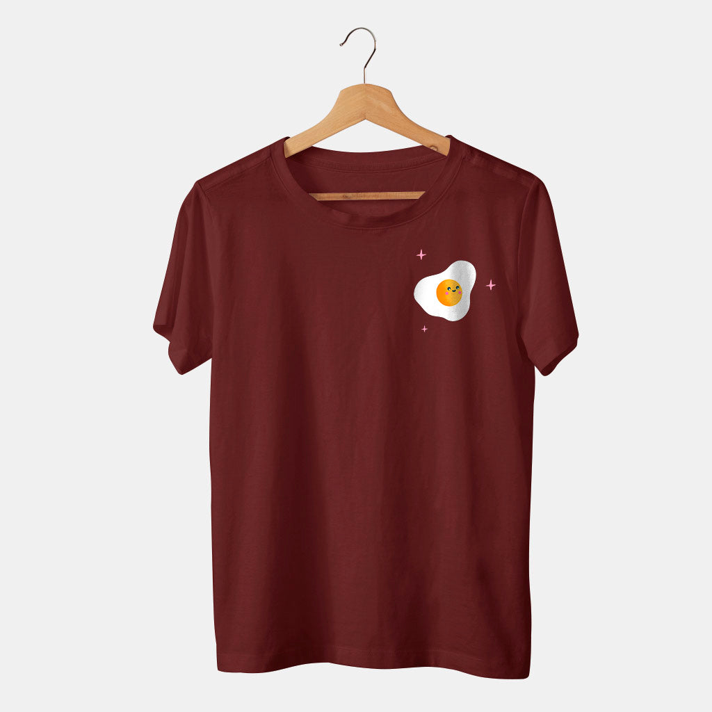 camiseta roja graciosa con huevo frito feliz y fondo blanco