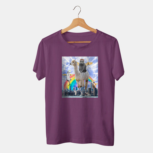 camiseta original morada con gatos llama arcoiris ciudad y fantasia en fondo blanco