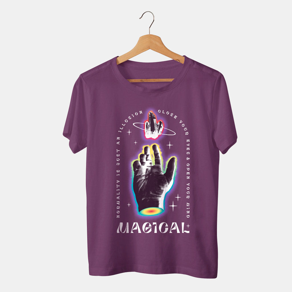 camiseta violeta con mano y diamante brillante con fondo blanco