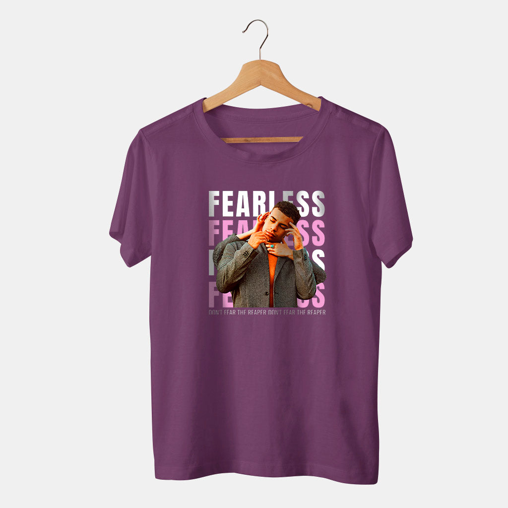 camiseta morada fearless moderna con fondo blanco y hombre