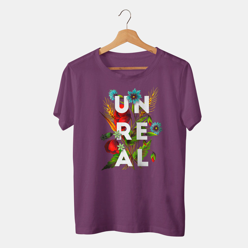 camiseta morada con flores y la palabra unreal con fondo blanco