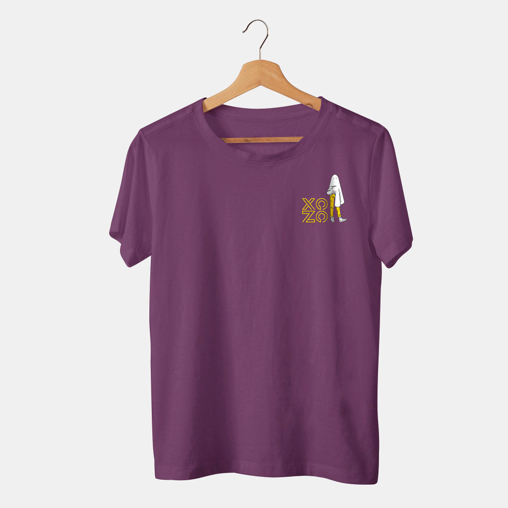 camiseta morada con logo de xozo y fantasma en fondo blanco