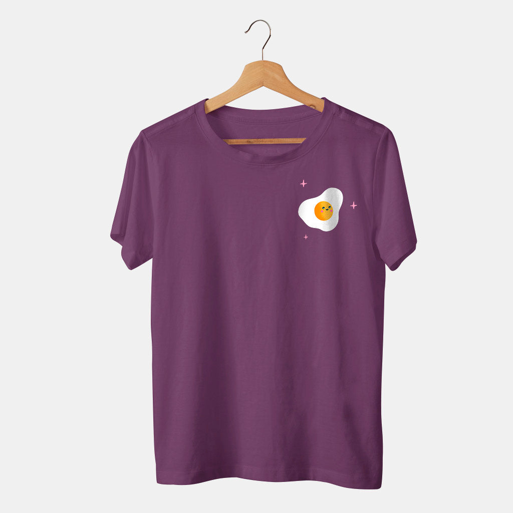 camiseta morada graciosa con huevo frito feliz y fondo blanco
