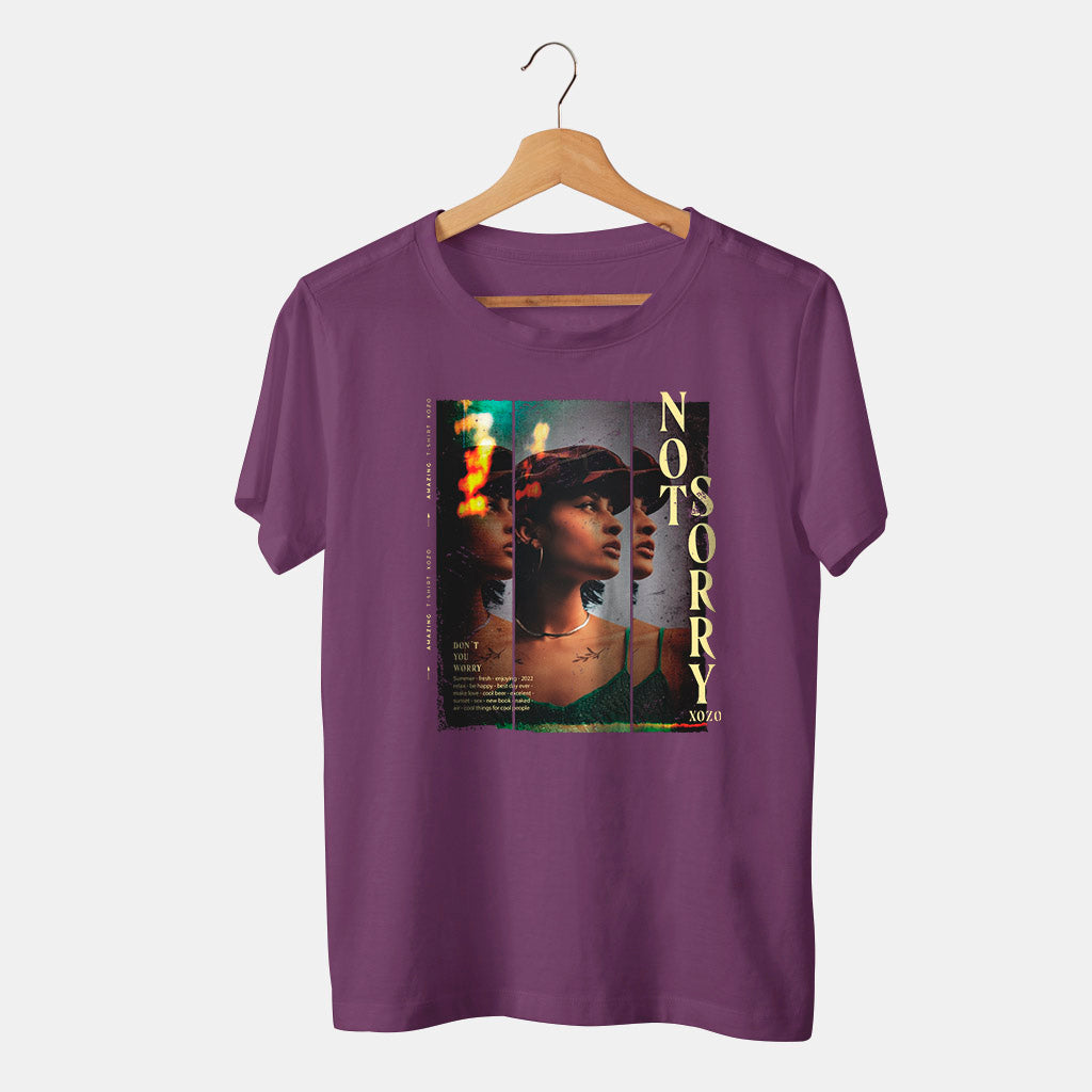camiseta morada not sorry con chica modelo con gorra xozo en fondo blanco