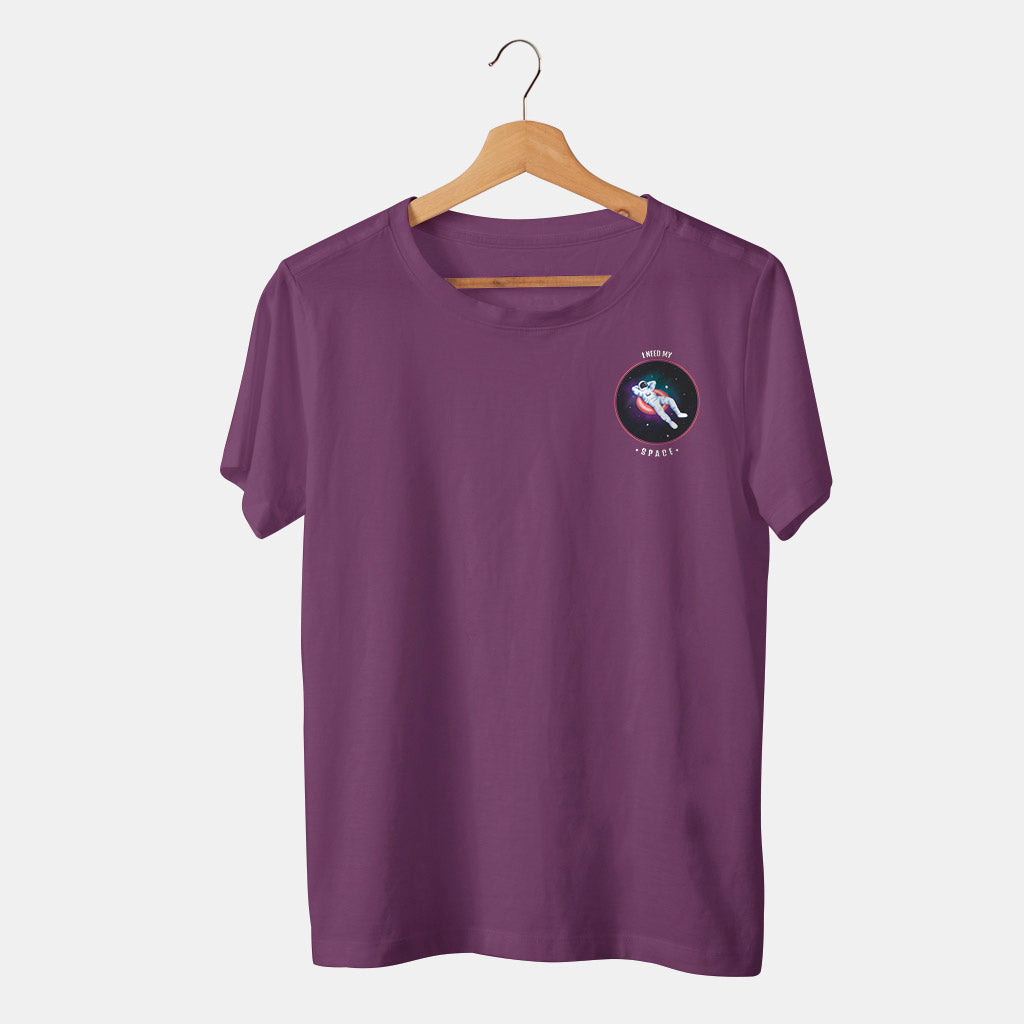 camiseta morada astronauta espacio i need my space con fondo blanco