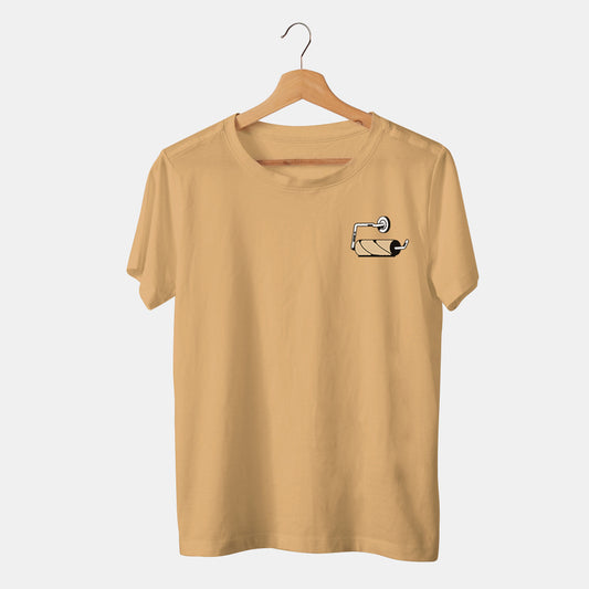 camiseta beige en percha de rollo de papel higienico vacio en fondo blanco