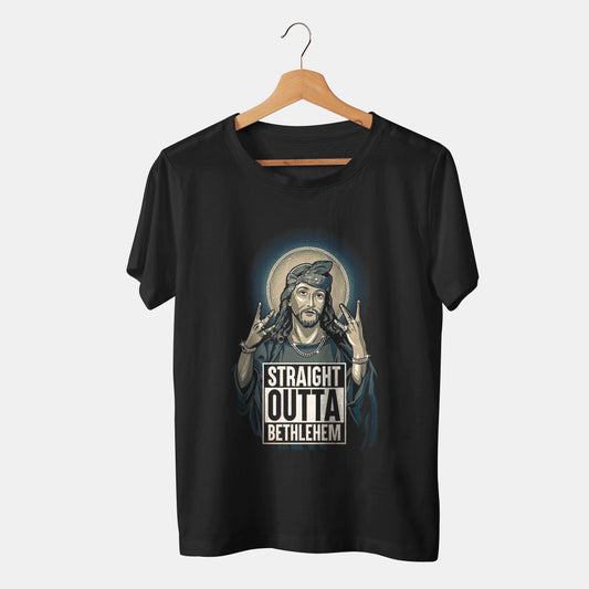 camiseta negra de hjesus rapero en fondo balnco