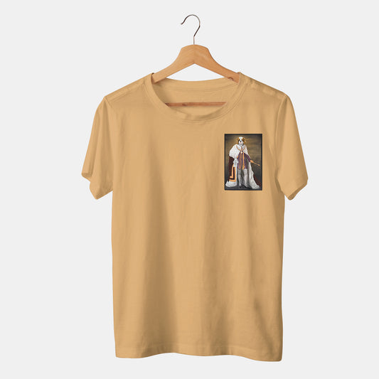 camiseta amarilla con perro rey renacentista en fondo blanco