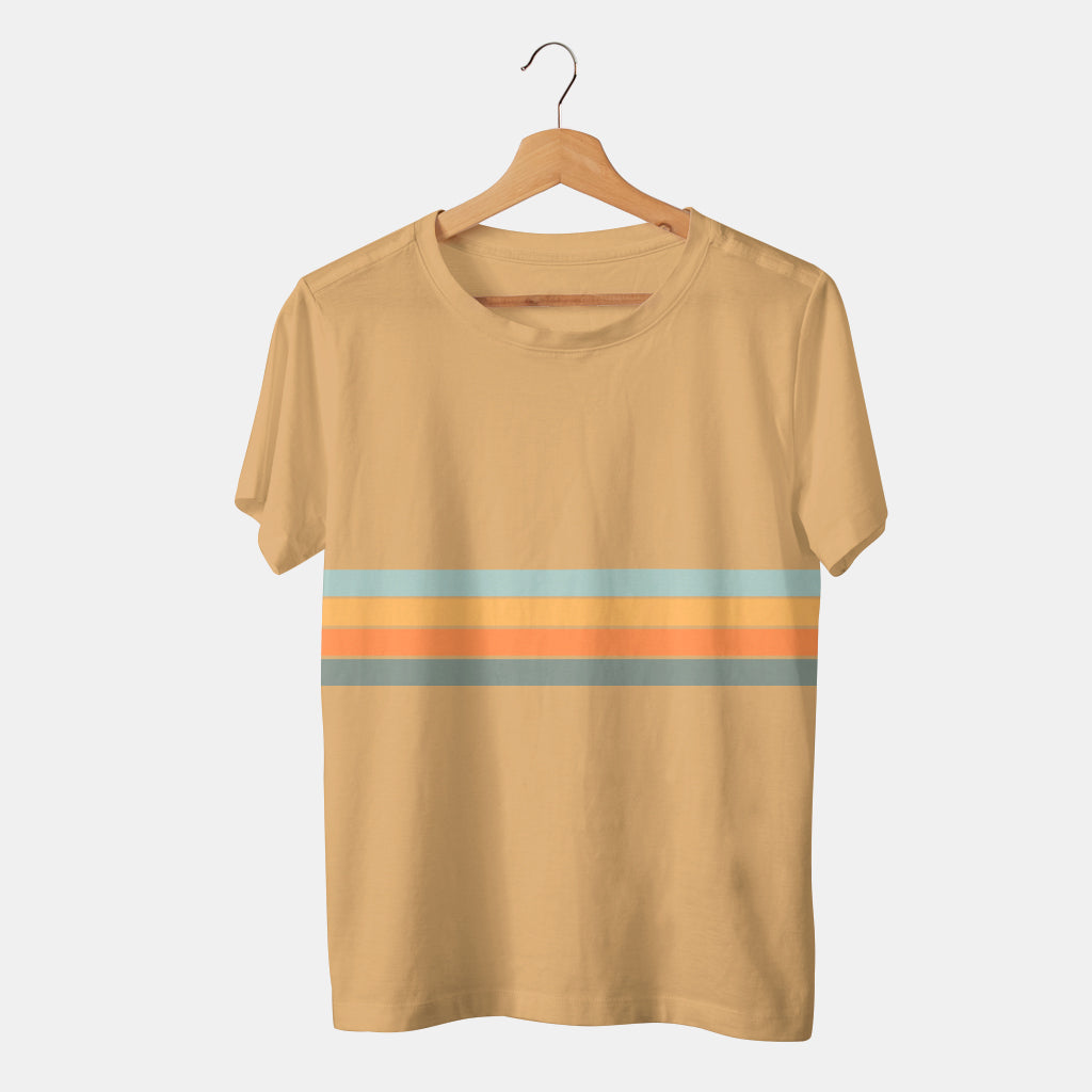 camiseta beige con lineas de colores retro en fondo blanco