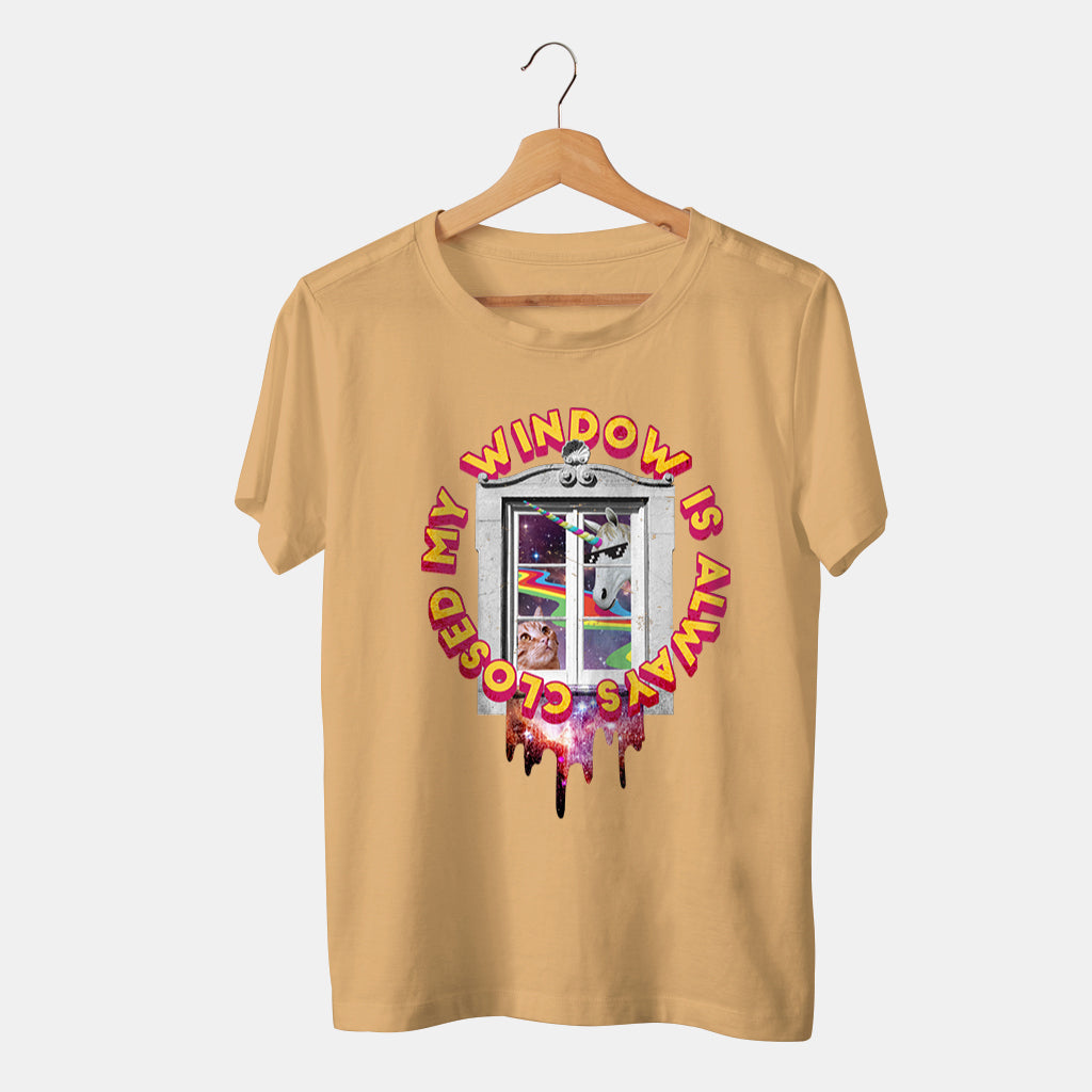 camiseta beige en percha de gato y unicornio enfondo blanco